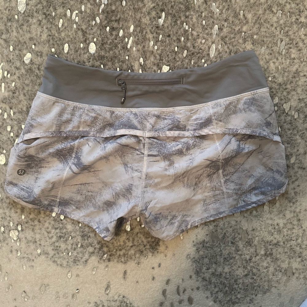 Lululemon Speed Up 2.5" Short Lined Size 4